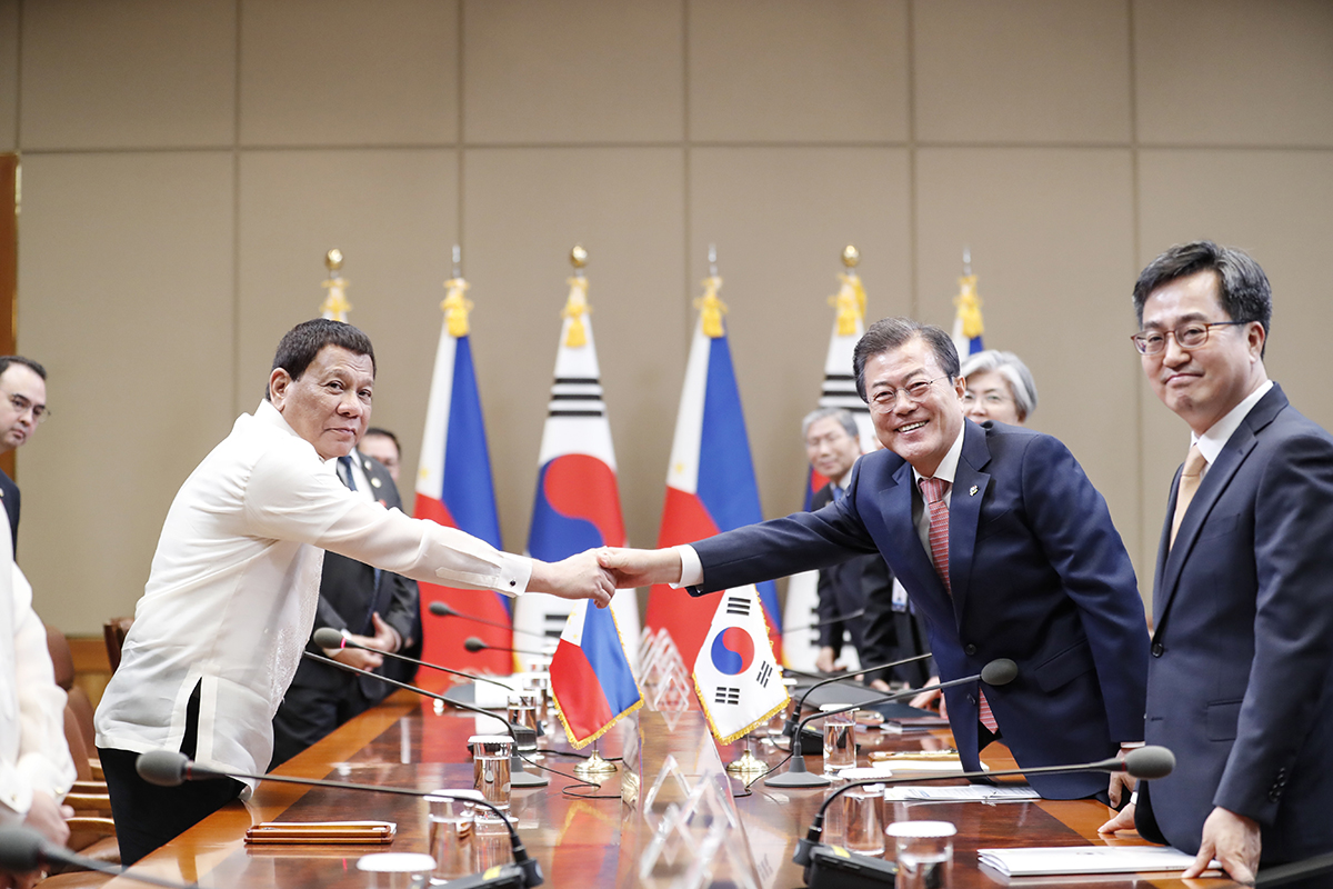 Holding an expanded summit with Philippine President Rodrigo Duterte at Cheong Wa Dae 