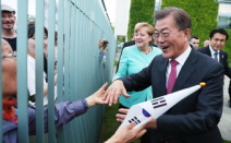 The President Heading toward a Group of Korean Residents in Berlin, Germany after the Summit with Chancellor Angela Merkel