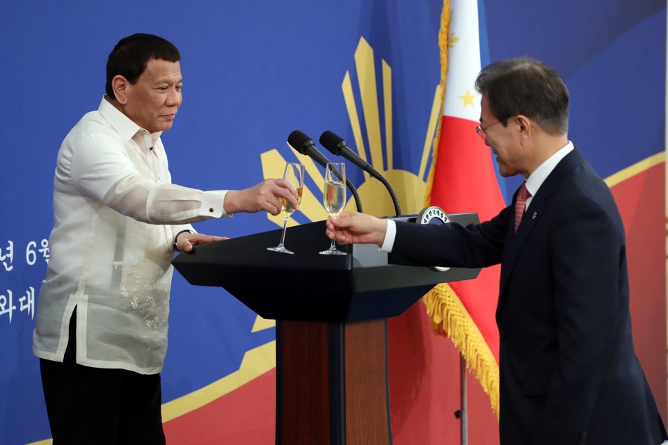 Hosting an official dinner for Philippine President Rodrigo Duterte at Cheong Wa Dae 