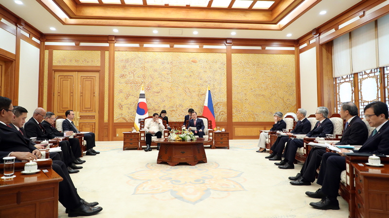 Holding a one-on-one summit with Philippine President Rodrigo Duterte at Cheong Wa Dae