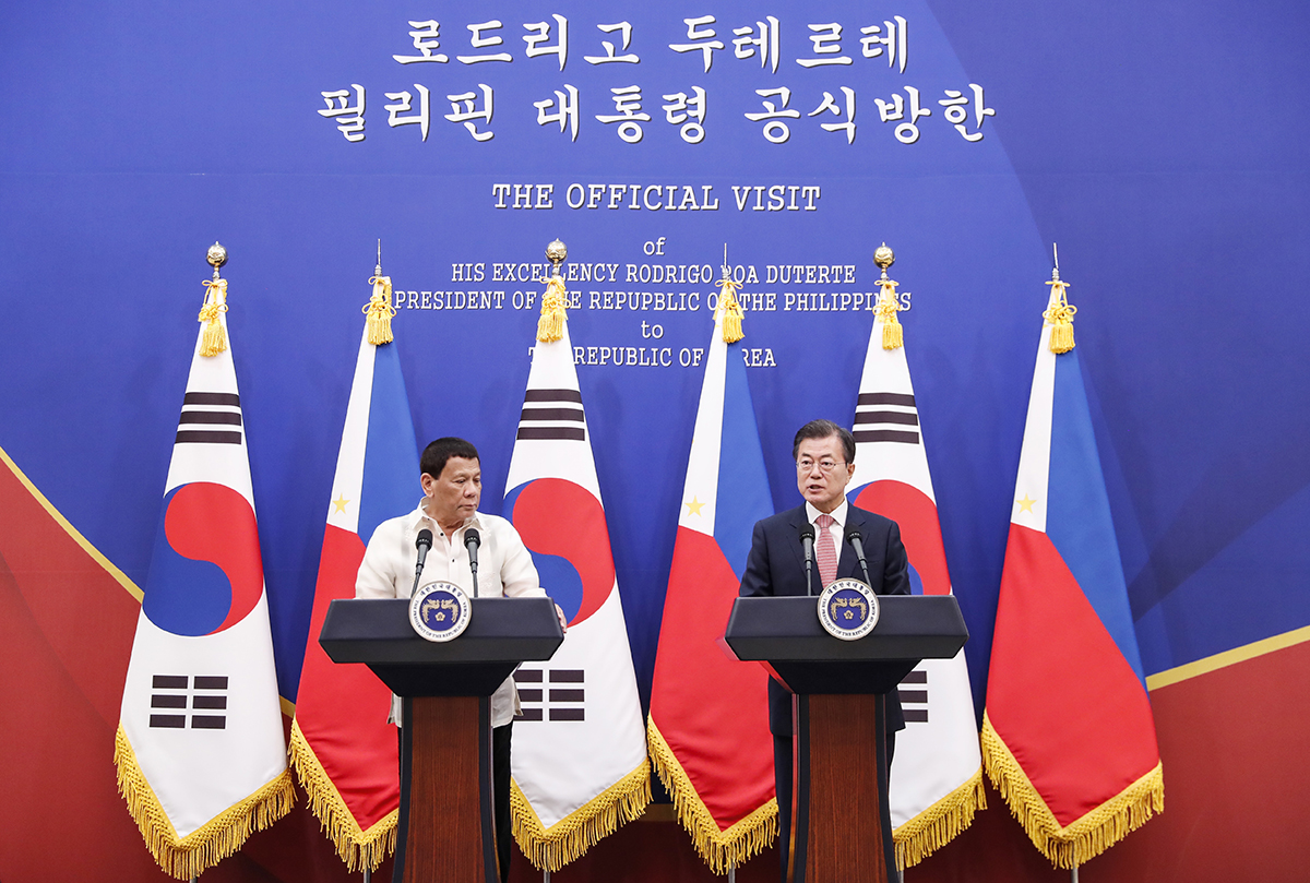 Holding a joint press conference with Philippine President Rodrigo Duterte following their summit at Cheong Wa Dae 