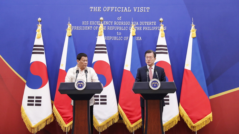 Holding a joint press conference with Philippine President Rodrigo Duterte following their summit at Cheong Wa Dae