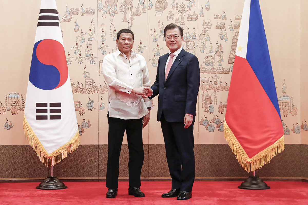 Posing together with Philippine President Rodrigo Duterte for a commemorative photo at Cheong Wa Dae