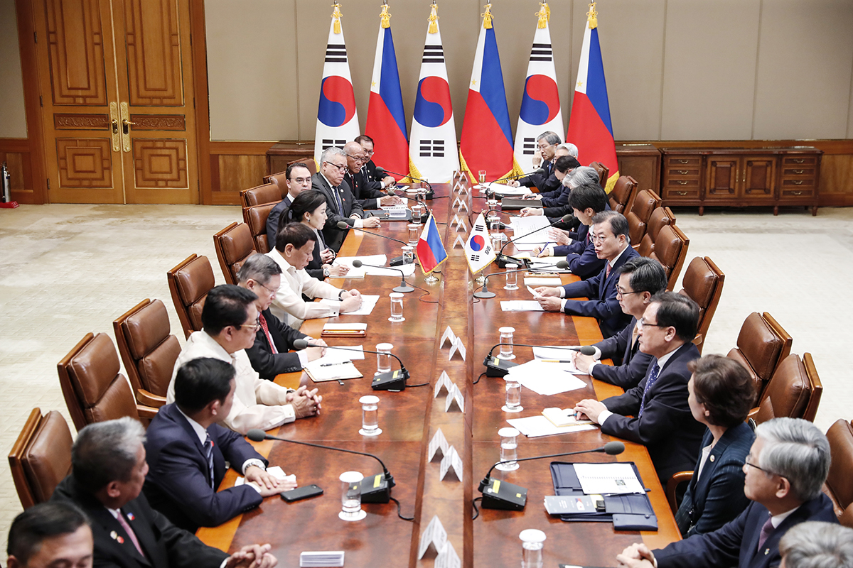 Holding an expanded summit with Philippine President Rodrigo Duterte at Cheong Wa Dae 