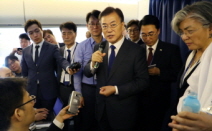 The President Continuing His In-flight Briefing to the Cheong Wa Dae Press Corps Even during Turbulence