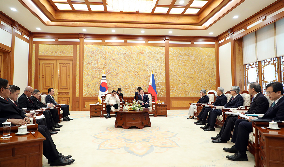 Holding a one-on-one summit with Philippine President Rodrigo Duterte at Cheong Wa Dae 