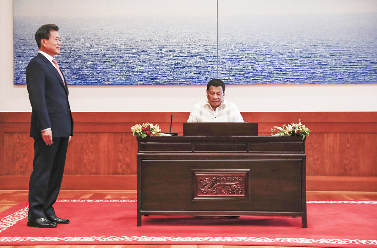 Philippine President Rodrigo Duterte signing the guestbook at Cheong Wa Dae 