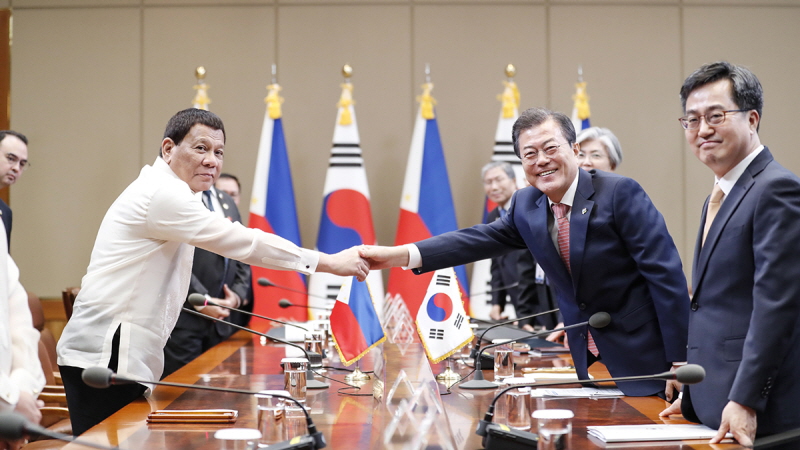 Holding an expanded summit with Philippine President Rodrigo Duterte at Cheong Wa Dae