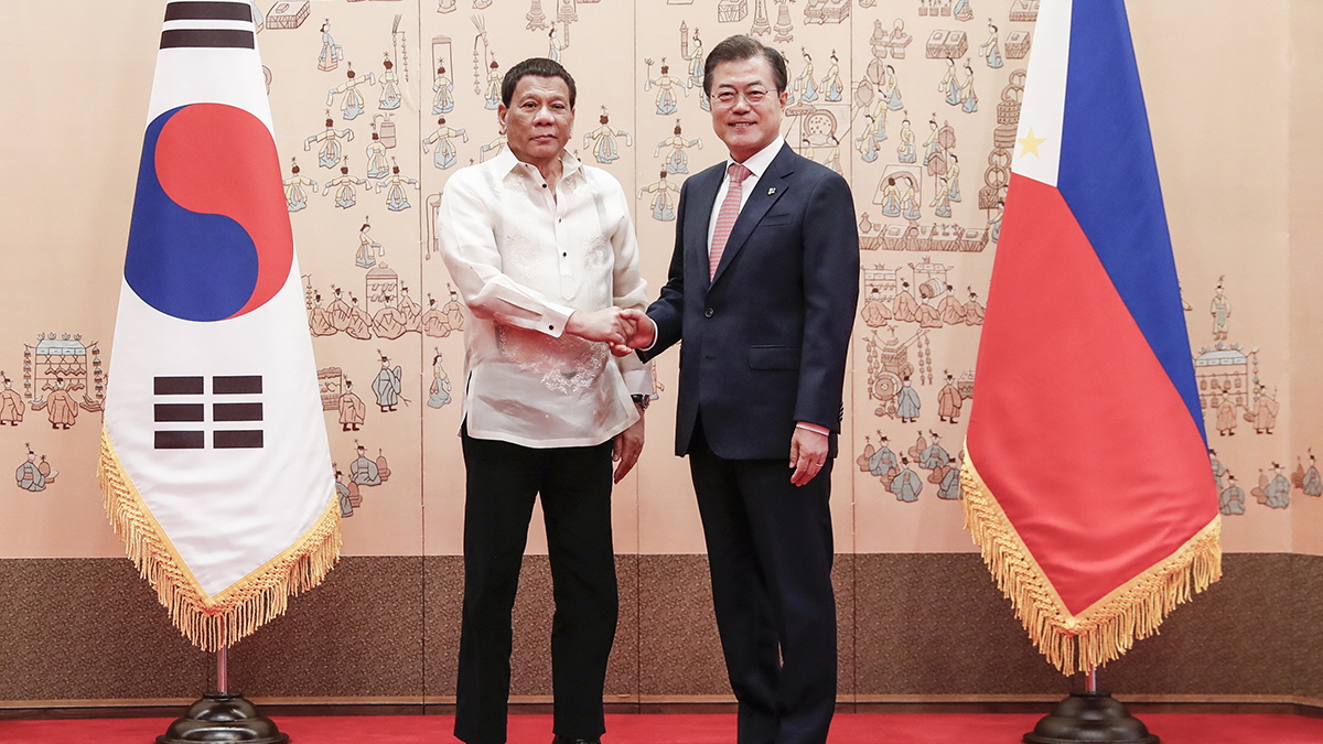 Posing together with Philippine President Rodrigo Duterte for a commemorative photo at Cheong Wa Dae