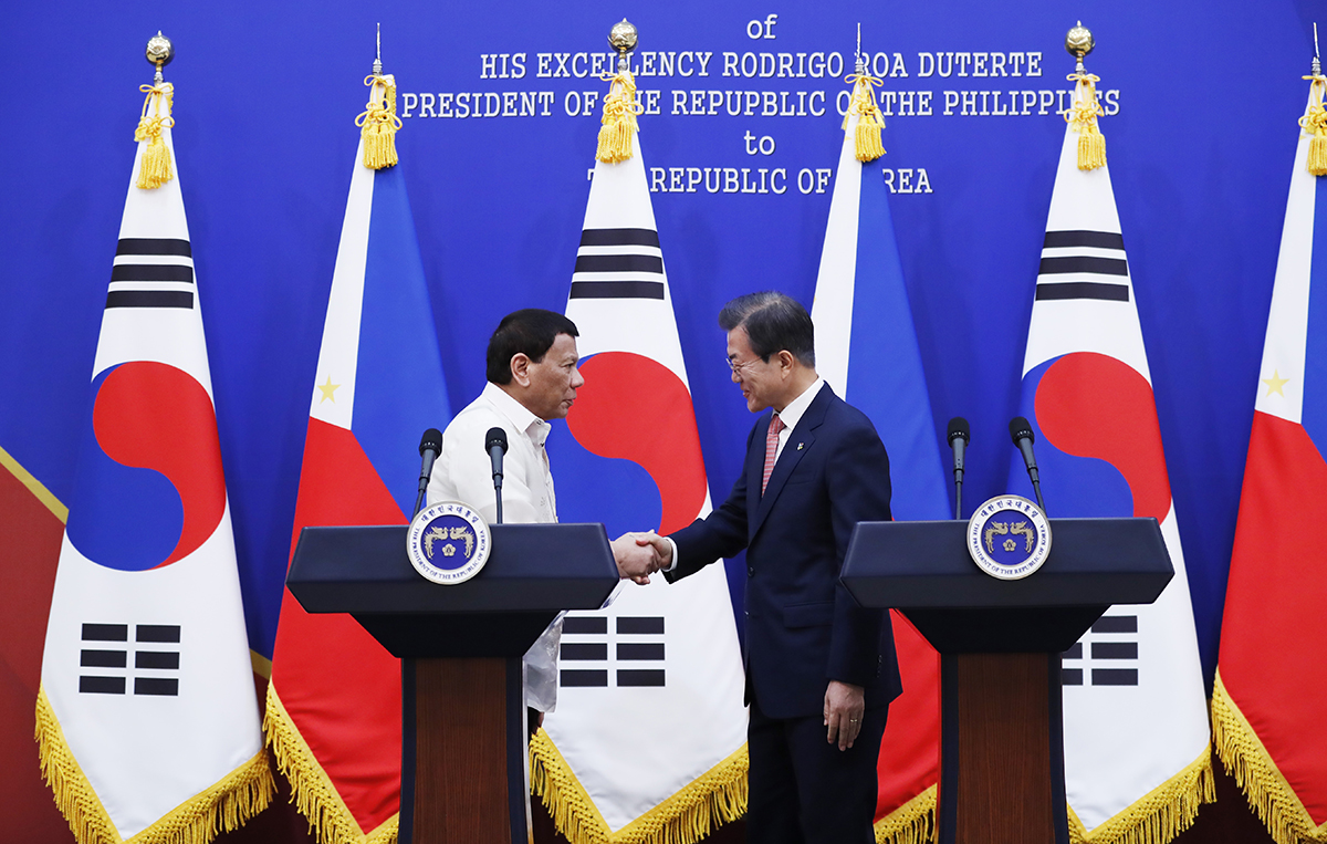 Holding a joint press conference with Philippine President Rodrigo Duterte following their summit at Cheong Wa Dae 