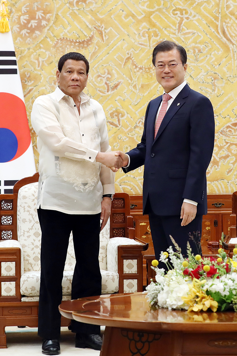 Holding a one-on-one summit with Philippine President Rodrigo Duterte at Cheong Wa Dae 