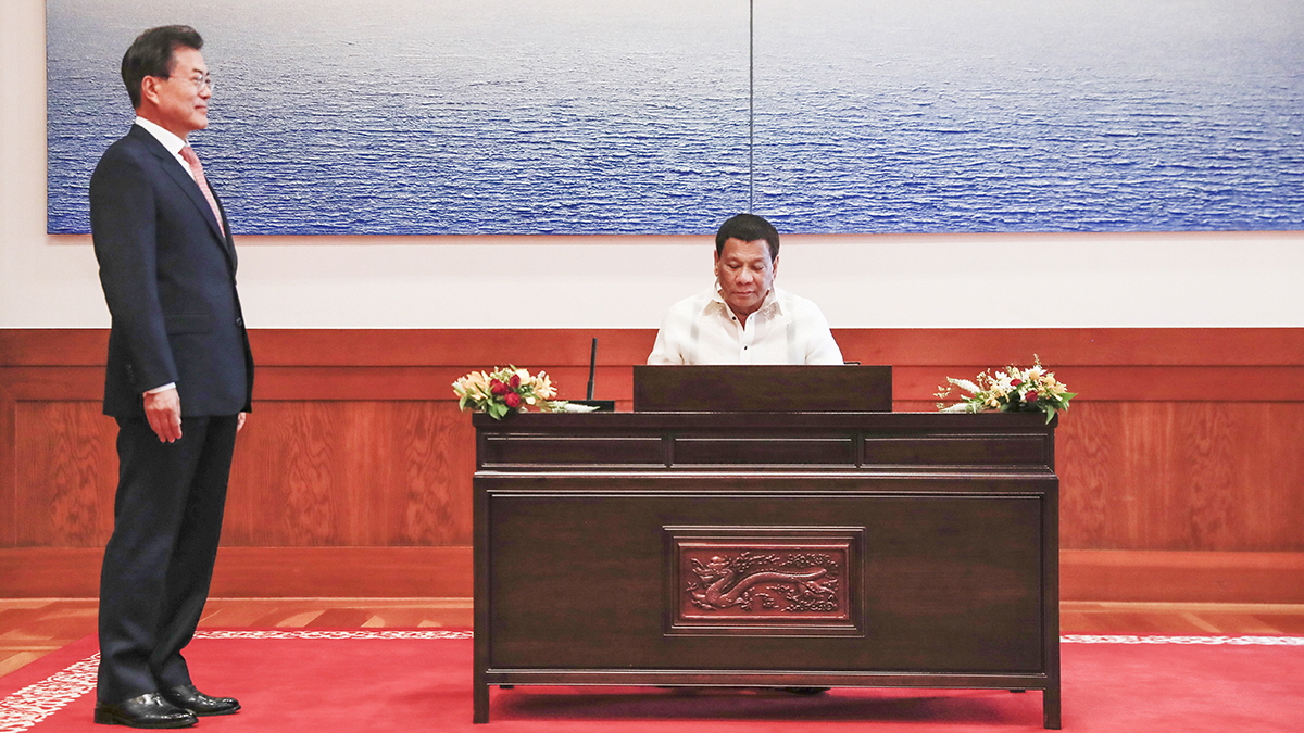 Philippine President Rodrigo Duterte signing the guestbook at Cheong Wa Dae