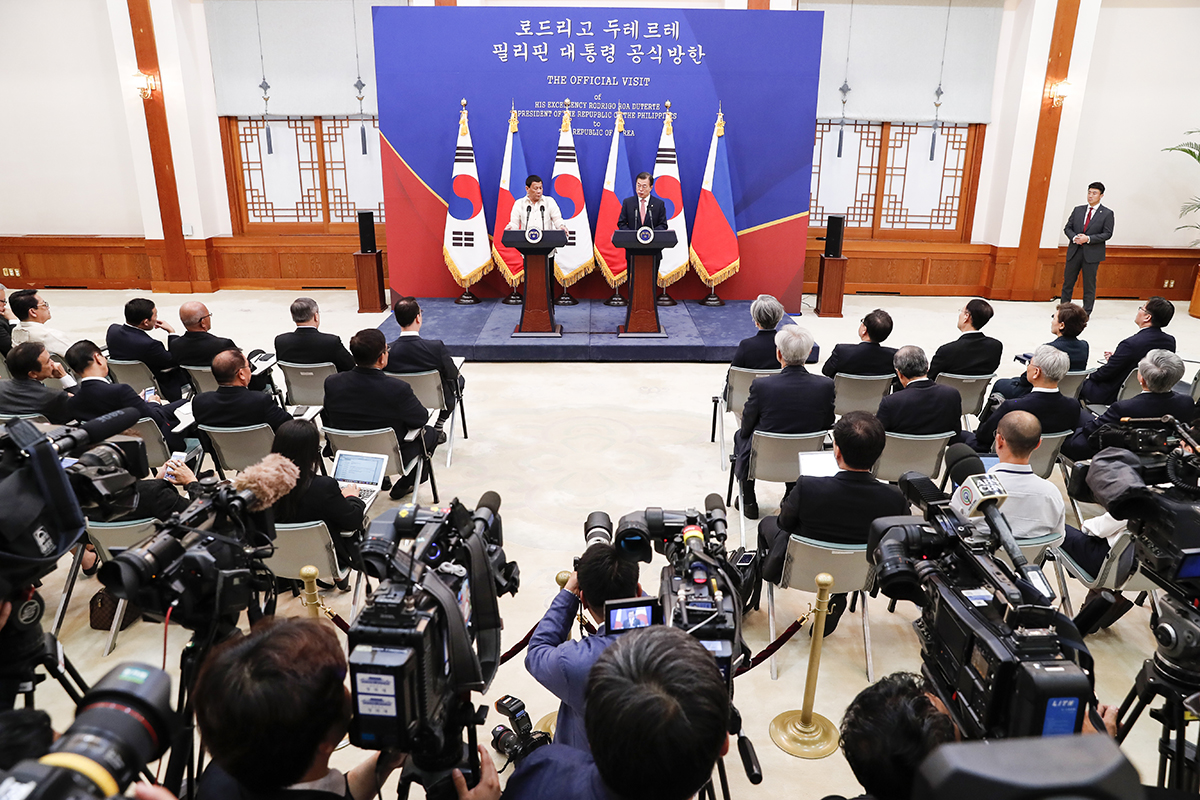 Holding a joint press conference with Philippine President Rodrigo Duterte following their summit at Cheong Wa Dae 