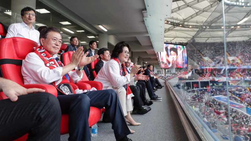 Watching the World Cup soccer match between Korea and Mexico