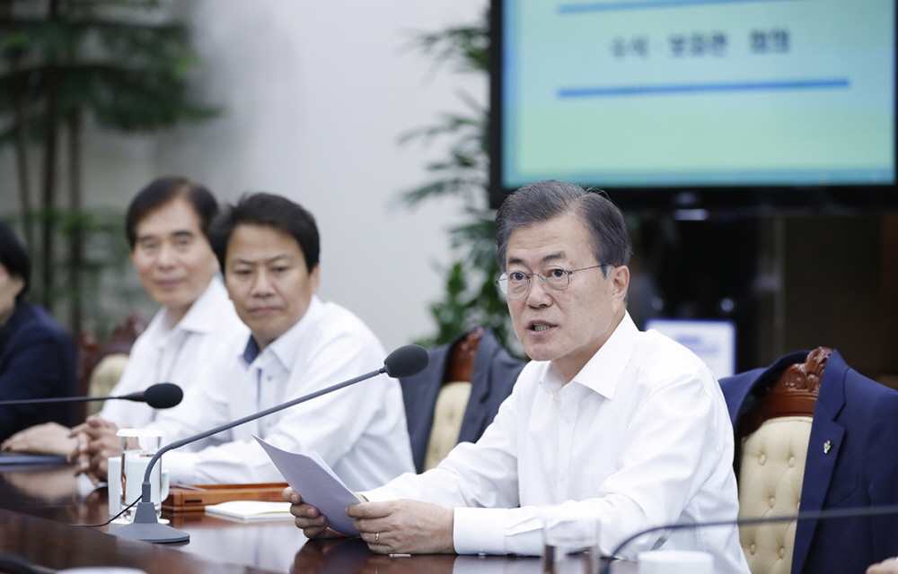 President Moon Jae-in speaks during a meeting with presidential senior secretaries at Cheong Wa Dae on June 11.