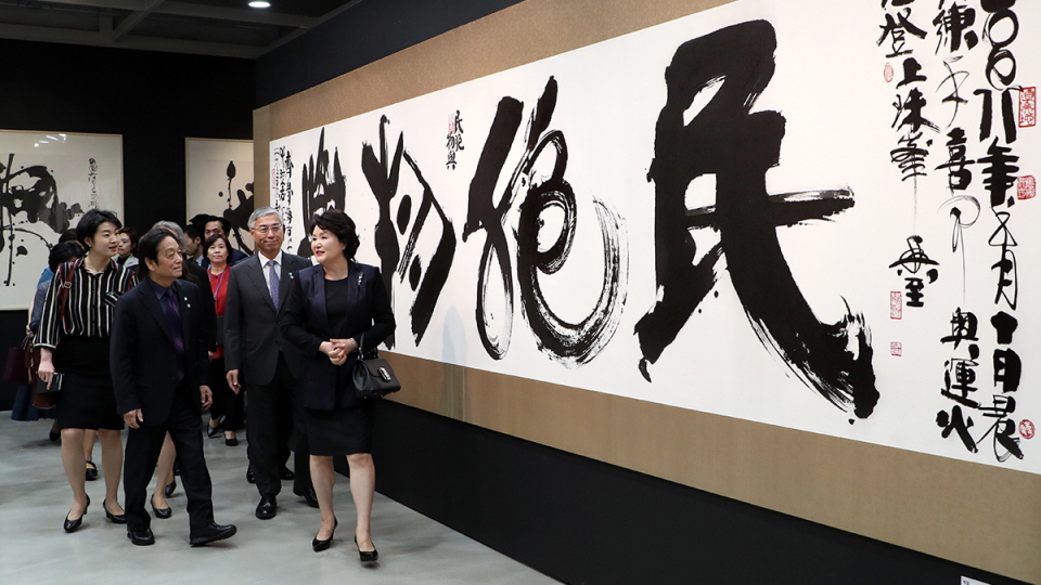 First Lady Kim Jung-sook attending the opening ceremony of Han Meilin Global Tour Exhibitions in Seoul