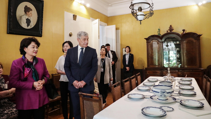 First Lady Kim Jung-sook visiting the Tolstoy House Museum