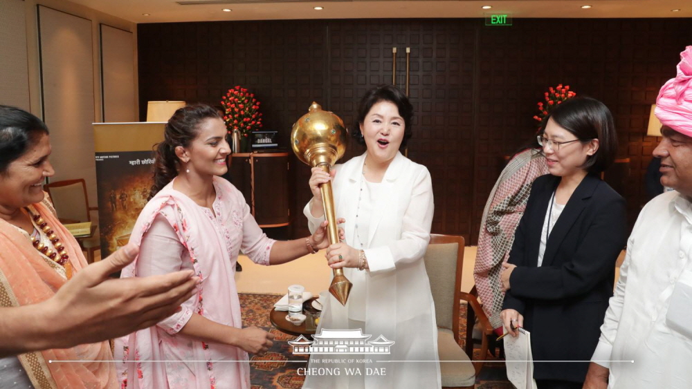 First lady Kim Jung-sook meets the Phogat family whose story was the inspiration behind the 2016 film 'Dangal,' at a hotel in New Delhi on July 10. Pictured from left are: youngest son Dushyant, mother Daya Kaur, eldest Geeta, the first lady, father Mahavir Singh and second daughter Babita Phogat.