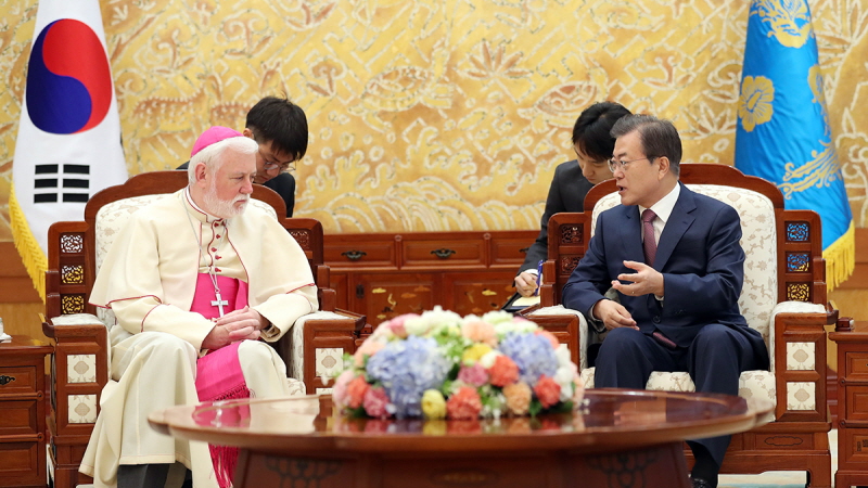 Meeting with Archbishop Paul Richard Gallagher, the Secretary for Relations with States of the Secretariat of State of the Holy See, at Cheong Wa Dae