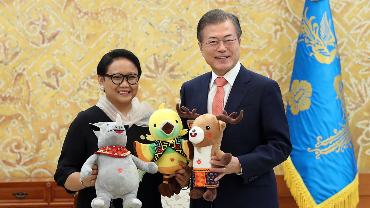 Meeting with Special Presidential Envoy Retno Marsudi, who is also the Minister for Foreign Affairs of Indonesia, at Cheong Wa Dae