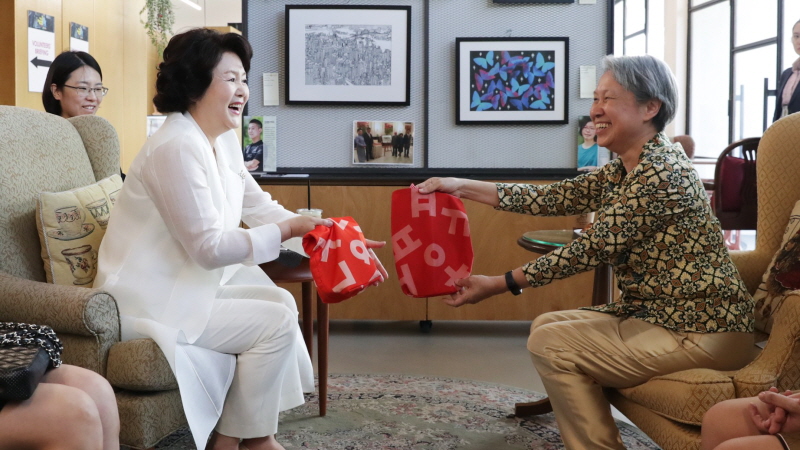 First Lady Kim Jung-sook visiting the Enabling Village in Singapore, a community that embraces all people with diverse abilities