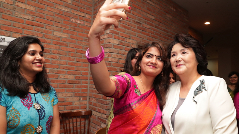 First Lady Kim Jung-sook joining Indian students in Korea to watch the Indian film “Dangal” in Seoul