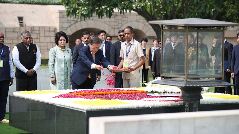 Paying tribute at the National Gandhi Museum in New Delhi with First Lady Kim Jung-sook