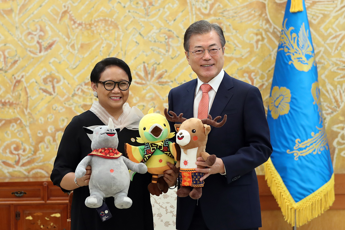 Meeting with Special Presidential Envoy Retno Marsudi, who is also the Minister for Foreign Affairs of Indonesia, at Cheong Wa Dae 