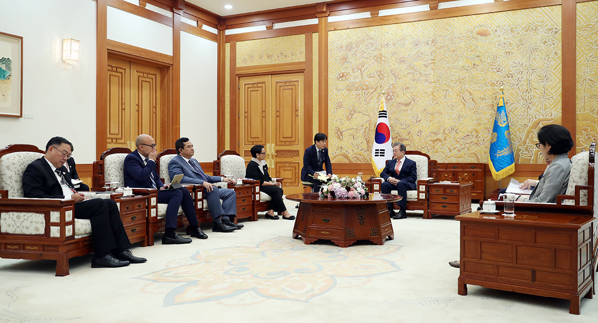 Meeting with Special Presidential Envoy Retno Marsudi, who is also the Minister for Foreign Affairs of Indonesia, at Cheong Wa Dae 