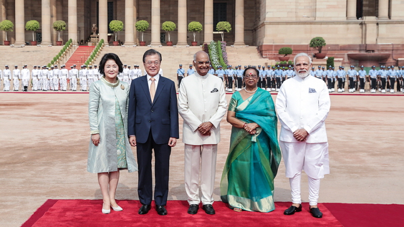 Attending the official welcoming ceremony in New Delhi with First Lady Kim Jung-sook and Indian Prime Minister Narendra Modi during the state visit to India