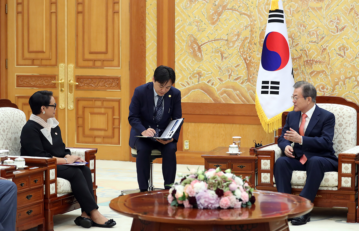 Meeting with Special Presidential Envoy Retno Marsudi, who is also the Minister for Foreign Affairs of Indonesia, at Cheong Wa Dae 