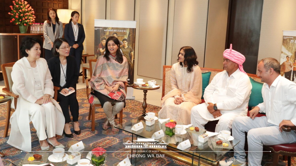 First lady Kim Jung-sook talks to members of the Phogat family whose story was the inspiration behind the 2016 film 'Dangal,' at a hotel in New Delhi on July 10.