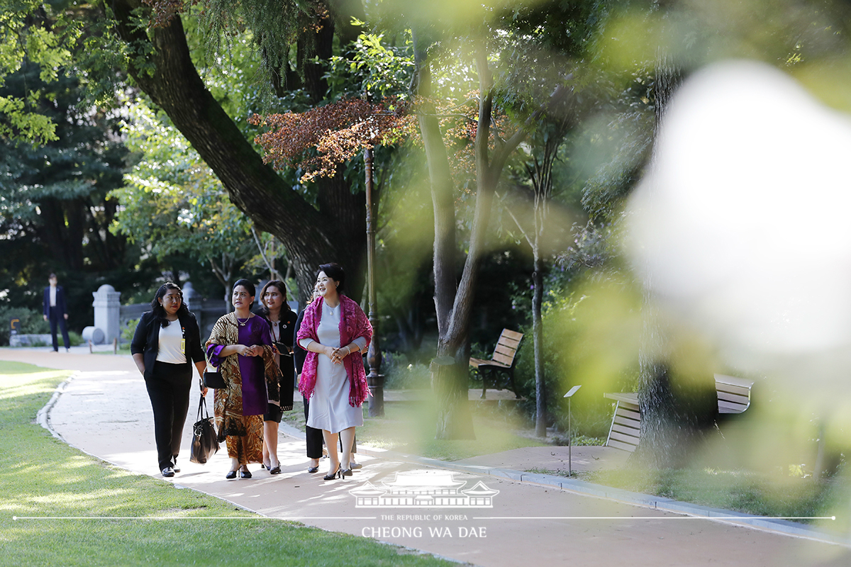 First Lady Kim Jung-sook spending time with Indonesian First Lady Iriana Joko Widodo at Cheong Wa Dae