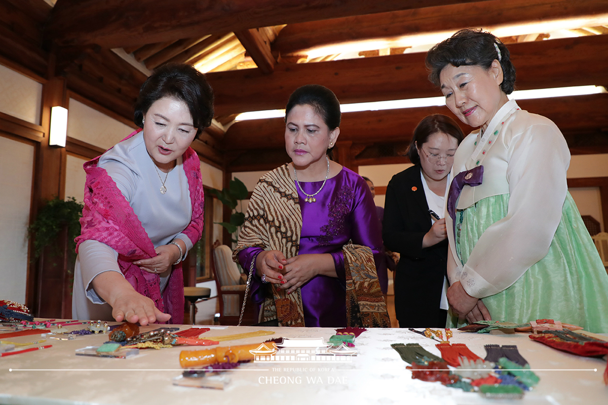 First Lady Kim Jung-sook spending time with Indonesian First Lady Iriana Joko Widodo at Cheong Wa Dae