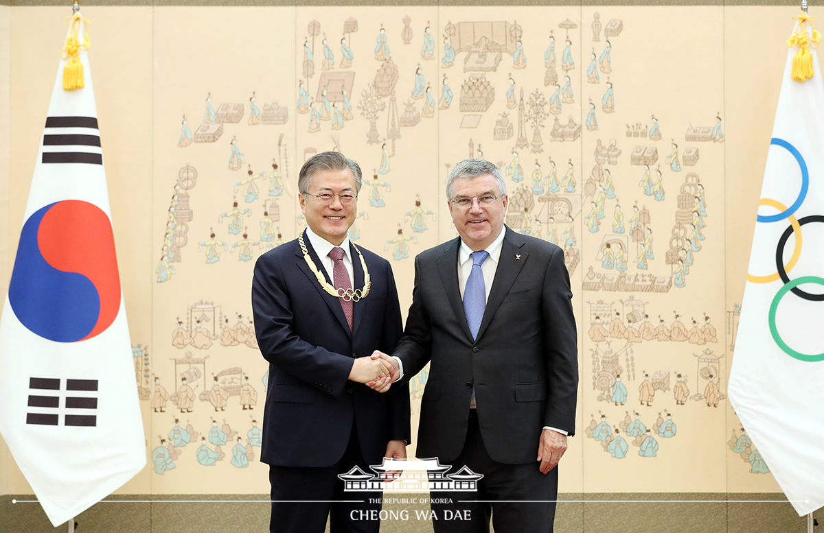 Meeting with IOC President Thomas Bach for the Gold Olympic Order presentation ceremony at Cheong Wa Dae