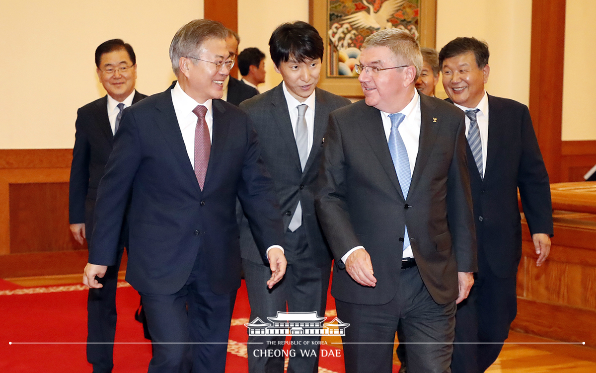 Meeting with IOC President Thomas Bach for the Gold Olympic Order presentation ceremony at Cheong Wa Dae