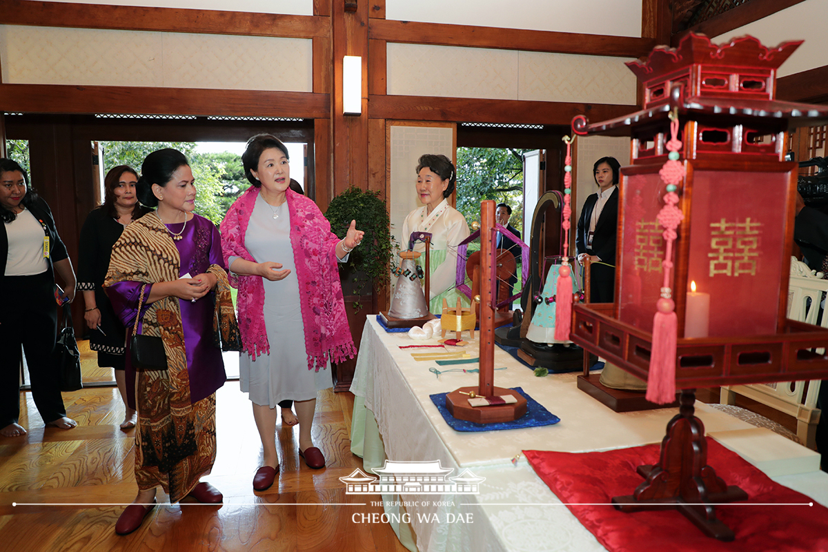 First Lady Kim Jung-sook spending time with Indonesian First Lady Iriana Joko Widodo at Cheong Wa Dae