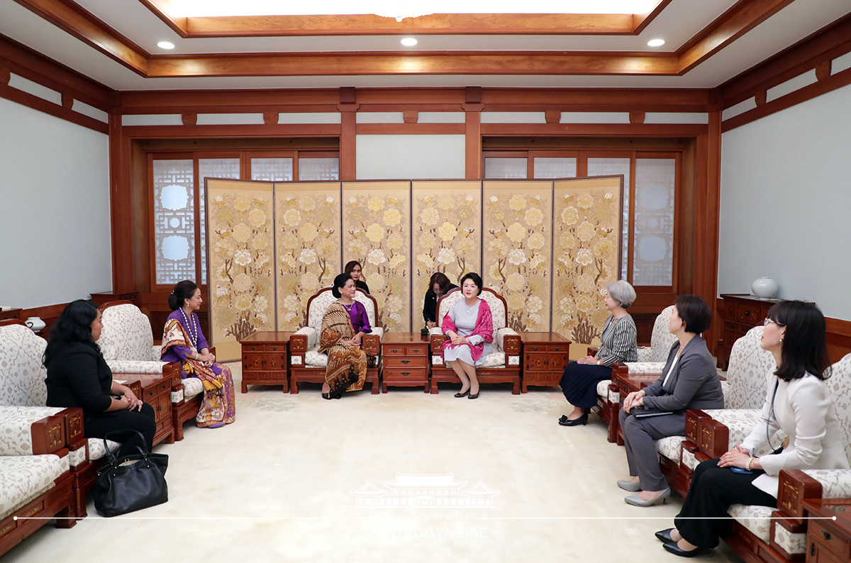 First Lady Kim Jung-sook spending time with Indonesian First Lady Iriana Joko Widodo at Cheong Wa Dae