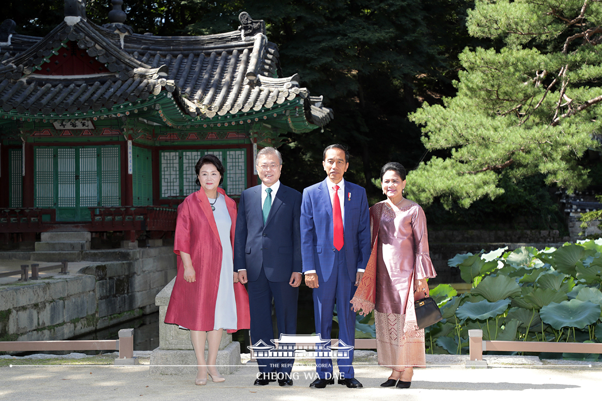 Spending time with Indonesian President Joko Widodo and his wife at Changdeokgung Palace 