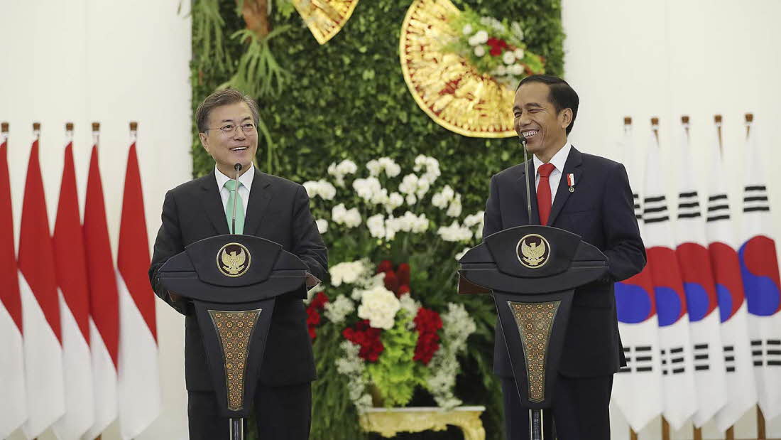 President Moon Jae-in (left) holds a press conference with his Indonesian counterpart, Joko Widodo, following the Korea-Indonesia summit at the Bogor Palace in West Java on Nov. 9, 2017. The two heads of state agreed to elevate their bilateral relationship to a 'special strategic partnership' that day.