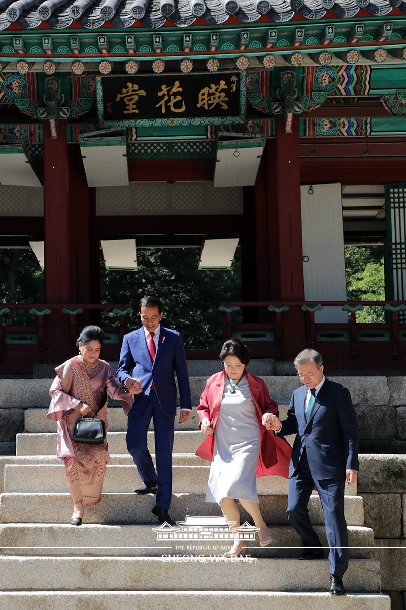 Spending time with Indonesian President Joko Widodo and his wife at Changdeokgung Palace 