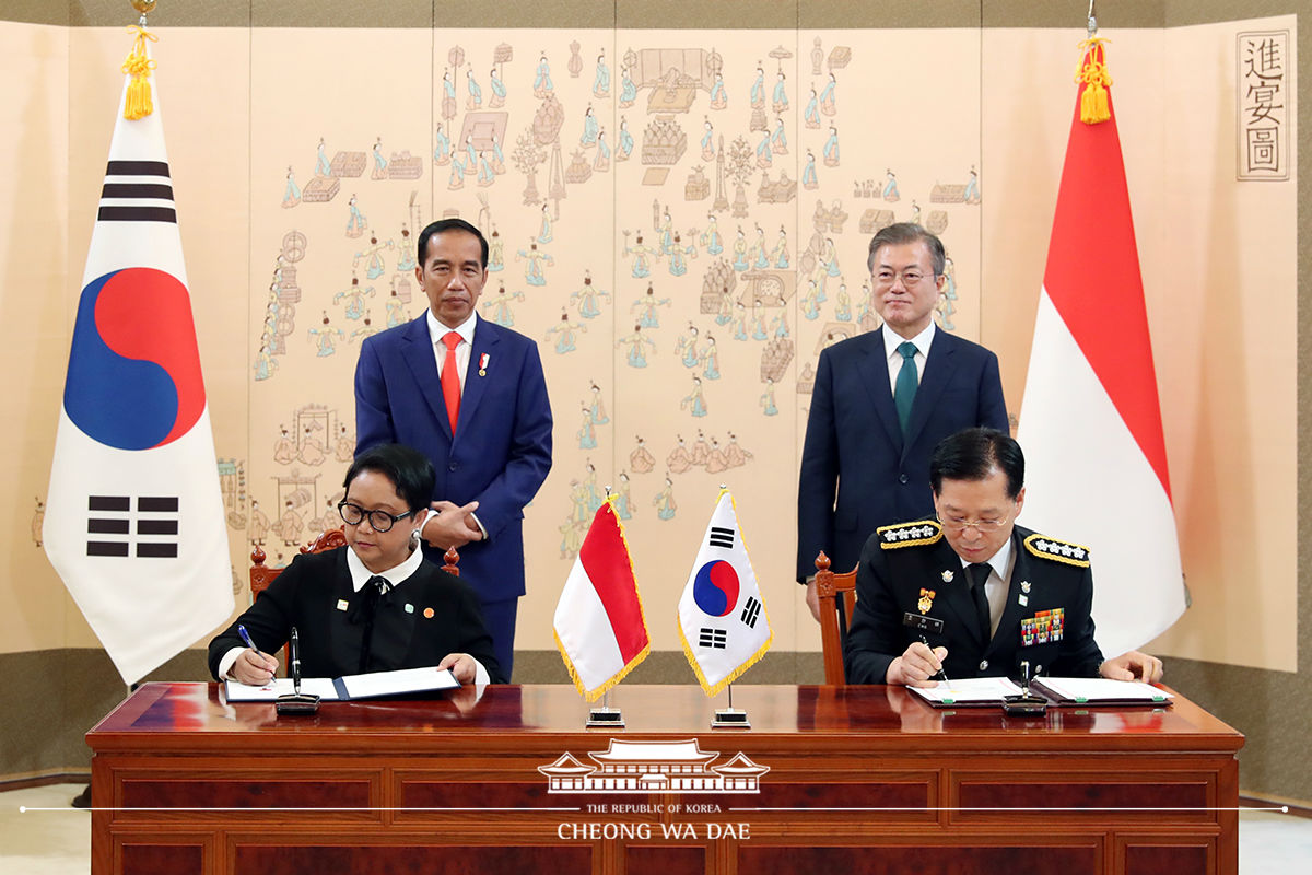 Looking on with President Joko Widodo of Indonesia at an MOUs signing ceremony 