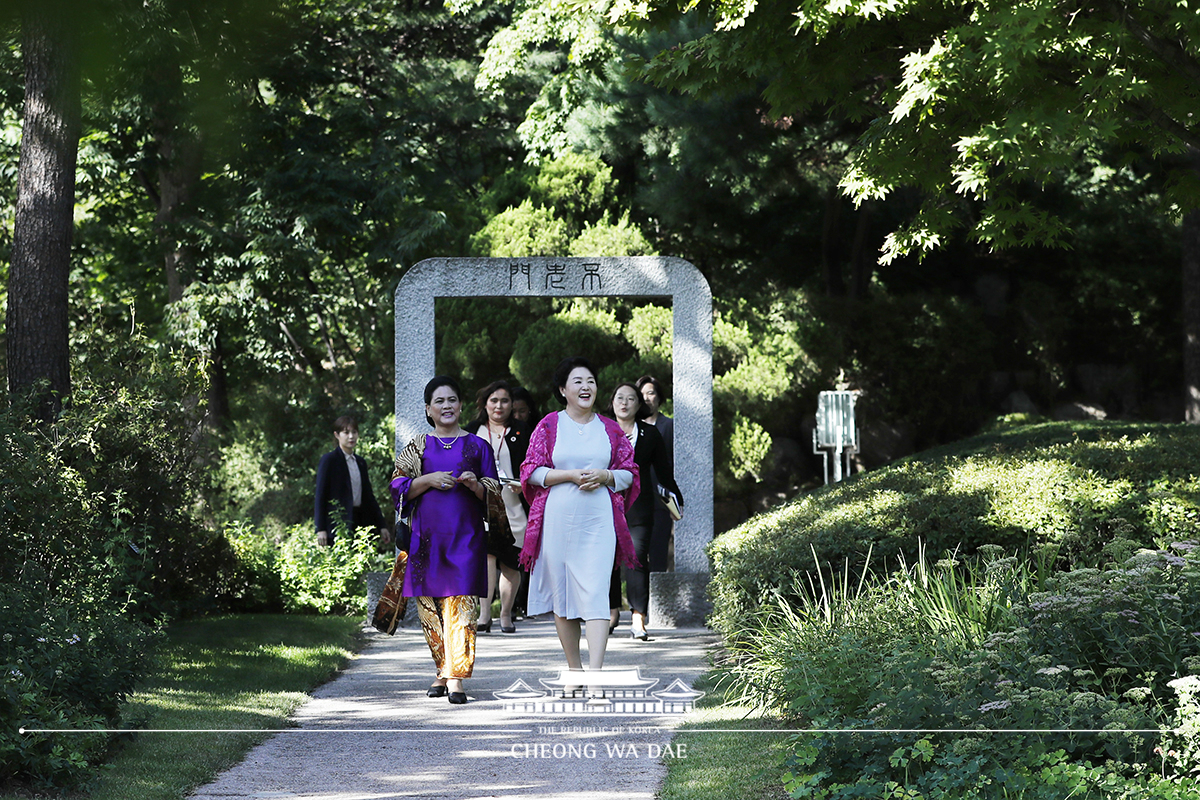 First Lady Kim Jung-sook spending time with Indonesian First Lady Iriana Joko Widodo at Cheong Wa Dae