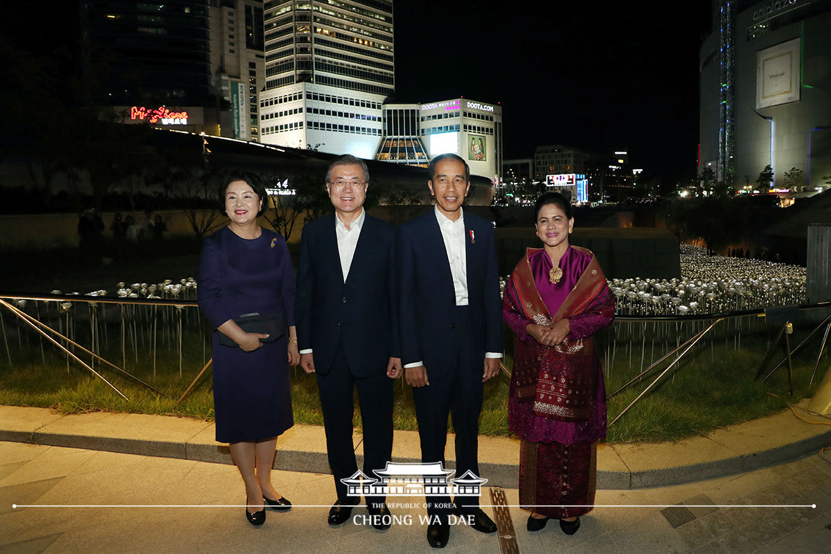 Accompanying Indonesian President Joko Widodo and First Lady Iriana Joko Widodo during their visit to the Dongdaemun shopping district 