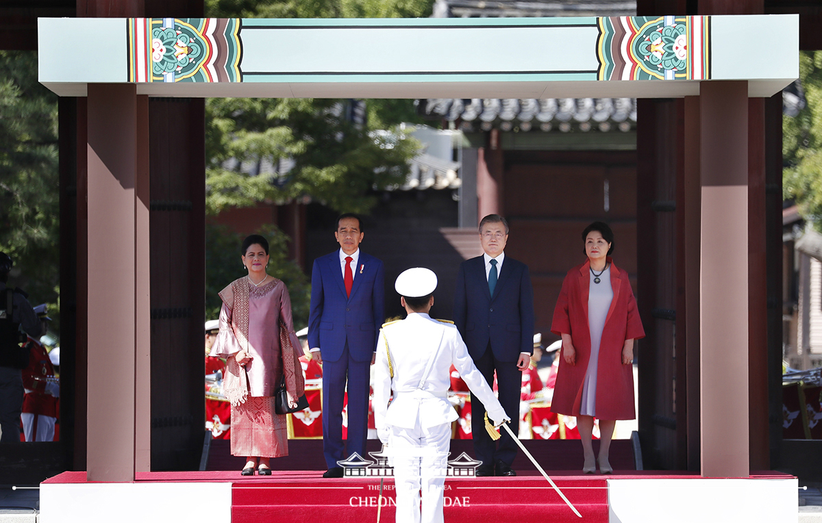 Attending the official welcoming ceremony for Indonesian President Joko Widodo who is on a state visit to Korea 