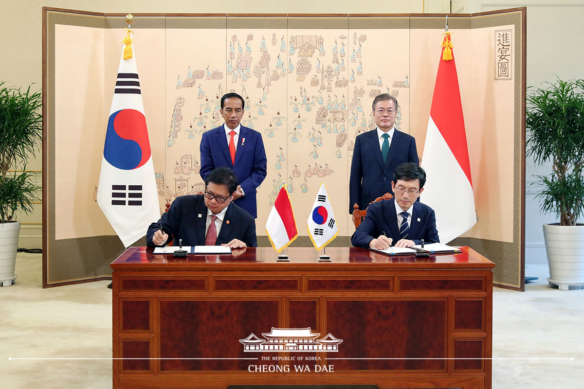 Looking on with President Joko Widodo of Indonesia at an MOUs signing ceremony 