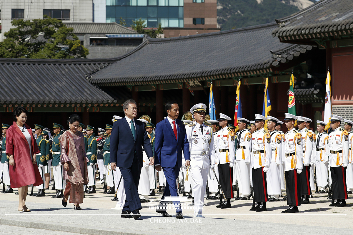 Attending the official welcoming ceremony for Indonesian President Joko Widodo who is on a state visit to Korea 