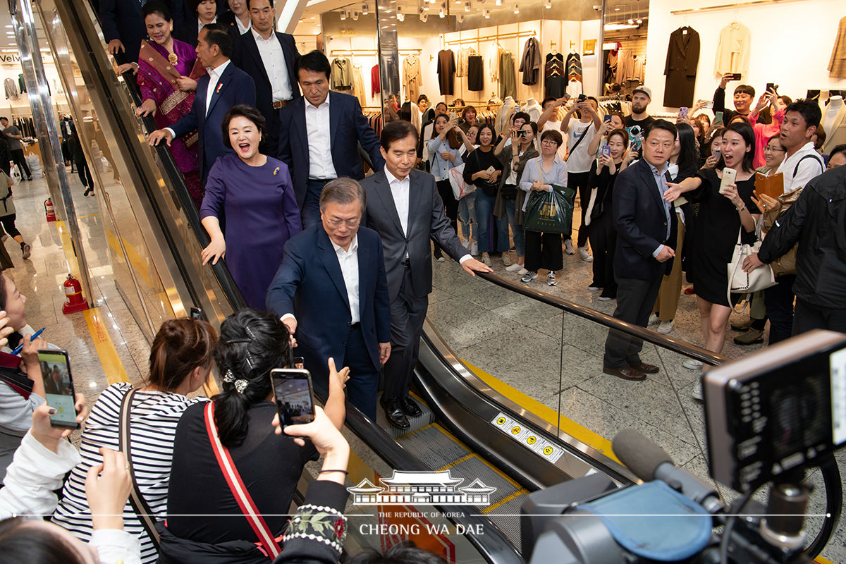 Accompanying Indonesian President Joko Widodo and First Lady Iriana Joko Widodo during their visit to the Dongdaemun shopping district 