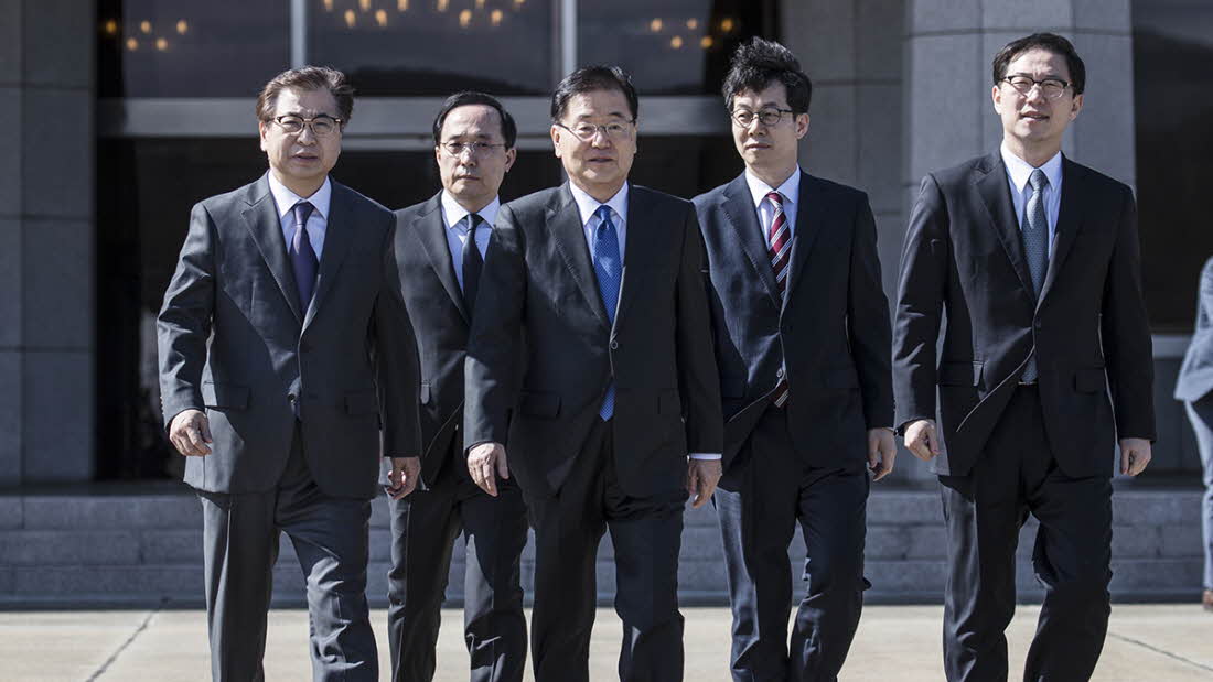 President Moon Jae-in is sending a five-member delegation to Pyeongyang on Sept. 5, the same officials who went to the North last March. Above, the special envoys heading across the South-North border in March. From left: National Intelligence Service (NIS) chief Suh Hoon, Senior NIS official Kim Sang-gyun, Chief of the National Security Office Chung Eui-yong, Presidential Secretary for State Affairs Yun Kun-young and Vice Unification Minister Chun Hae-sung. (Cheong Wa Dae)