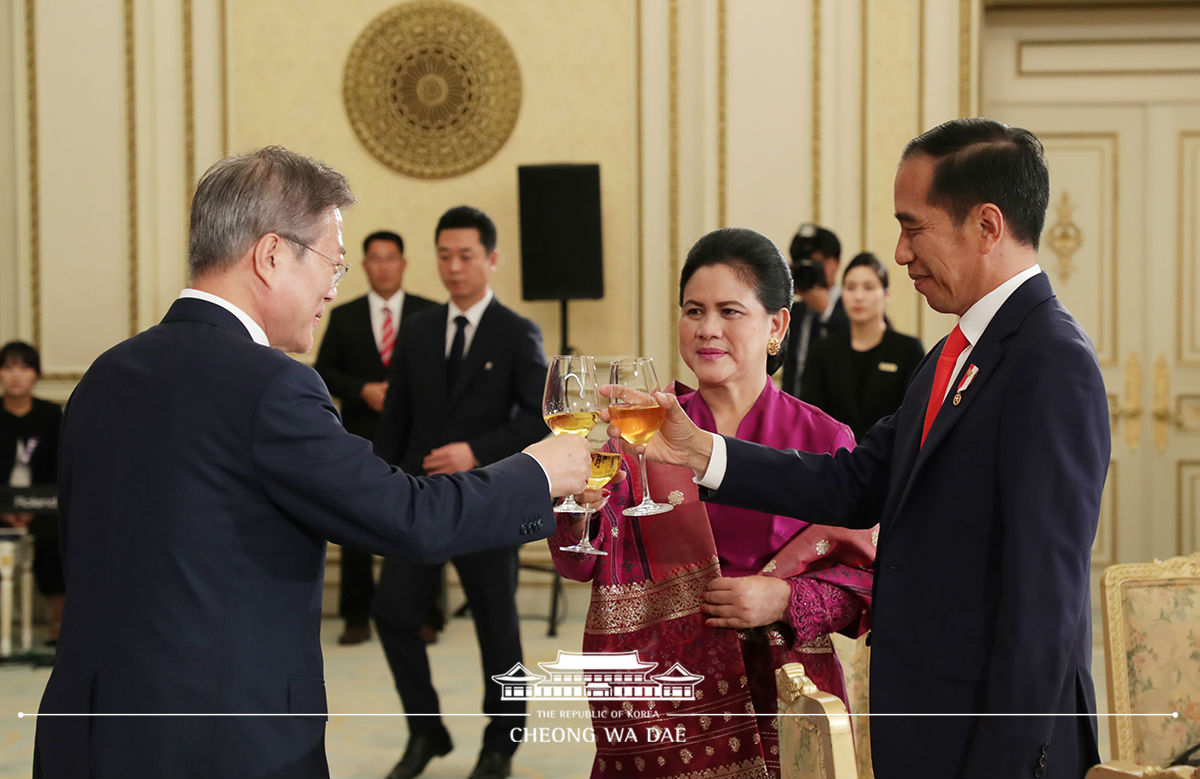 Hosting a state dinner for Indonesian President Joko Widodo and First Lady Iriana Joko Widodo 